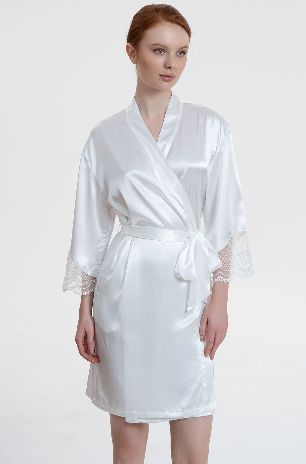 Белый шёлковый халат короткий с кружевом Реджина 3903 Mia-Amore
