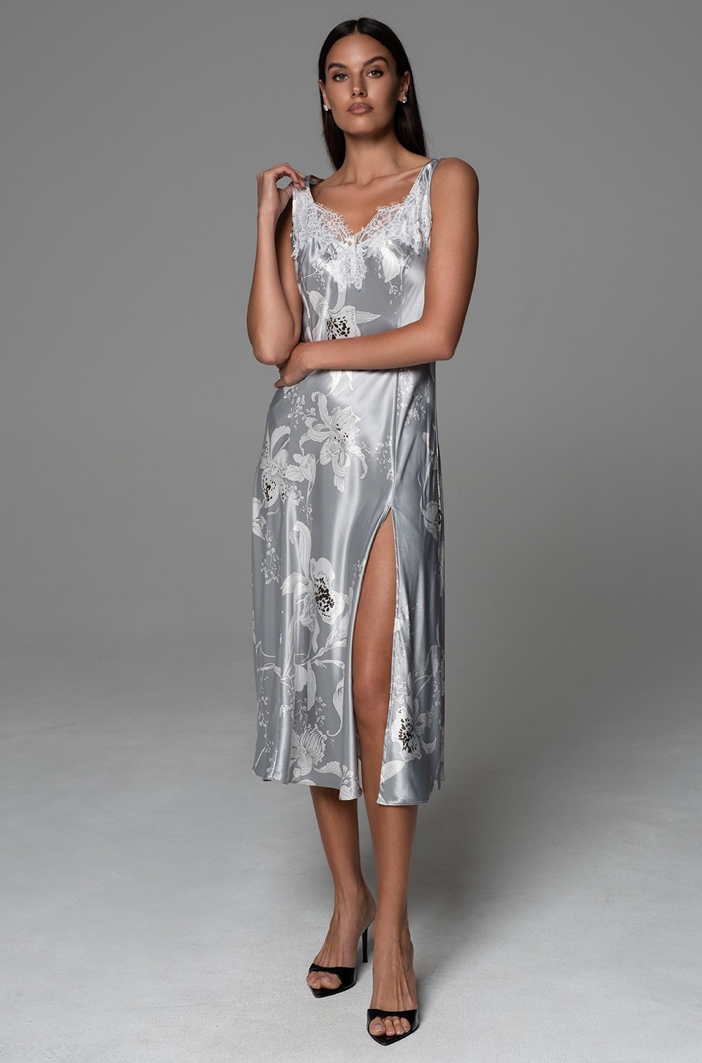 Шёлковая ночная сорочка ниже колен серебро 4778 Арабель Mia-Amore