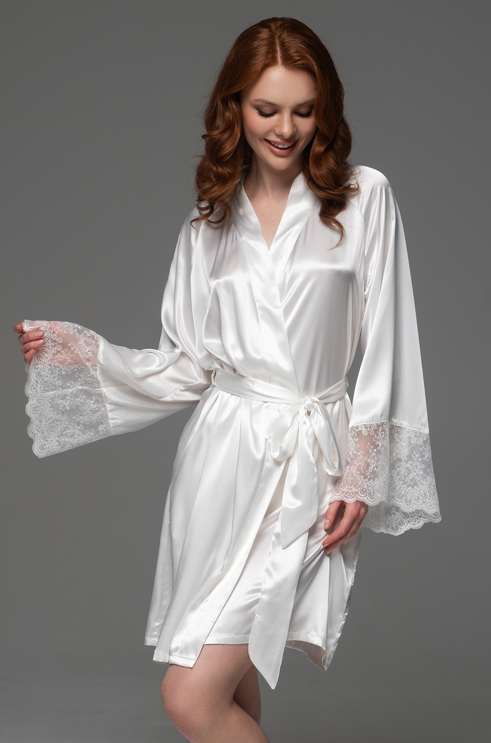 Элегантный белый халат из шёлка с кружевом Аделаида 4703 Mia-Amore