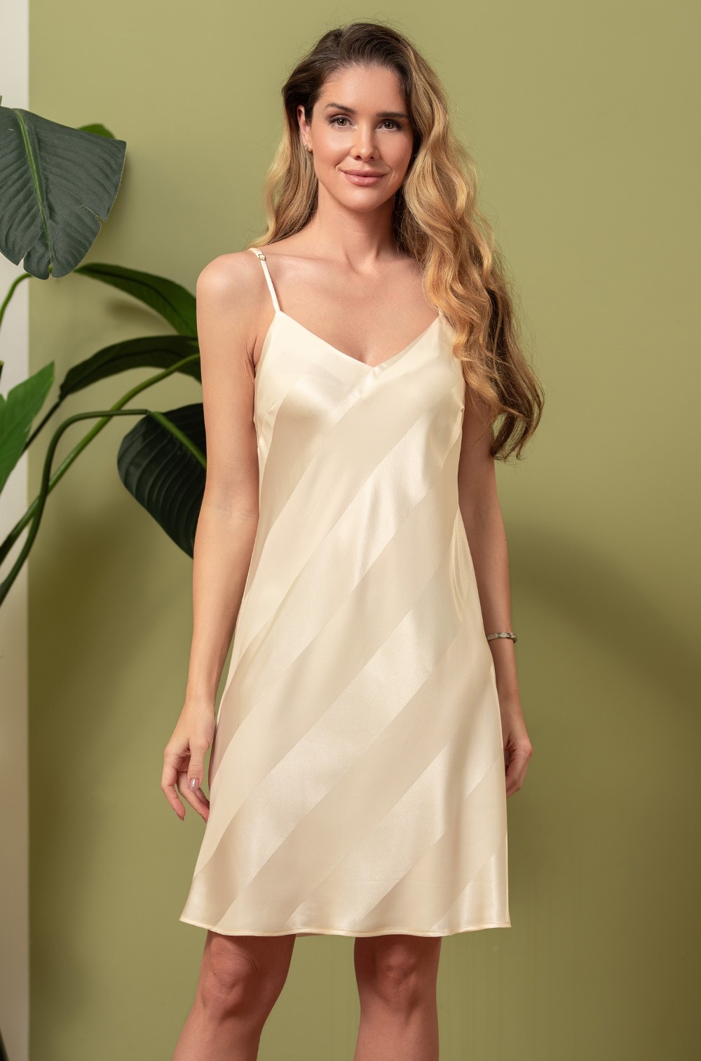 Эфектная короткая сорочка Илона шампань 7540 Mia-Amore