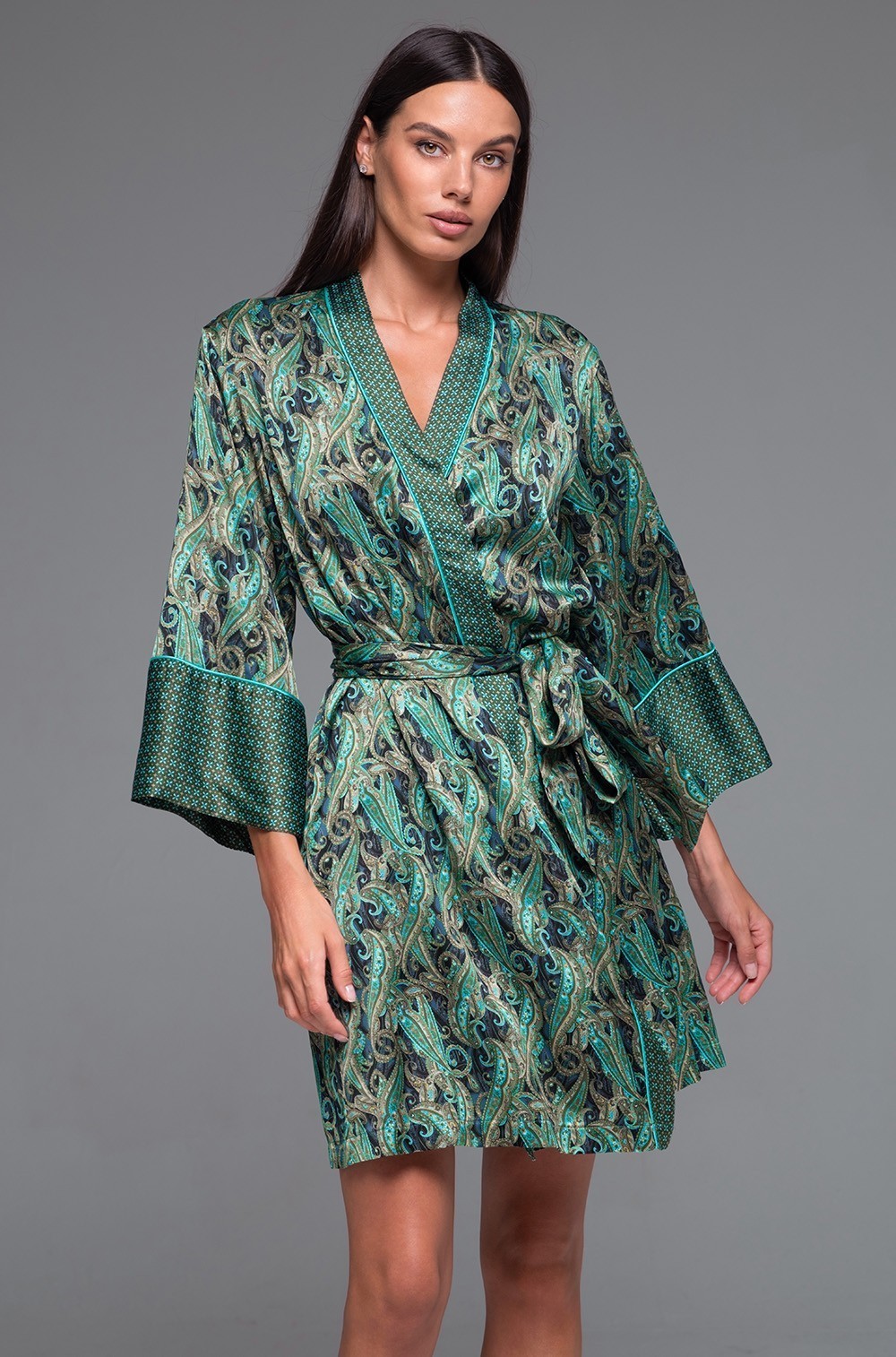 Изысканный короткий запашной халат из шёлка с вискозой Амина 4103 Mia-Amore