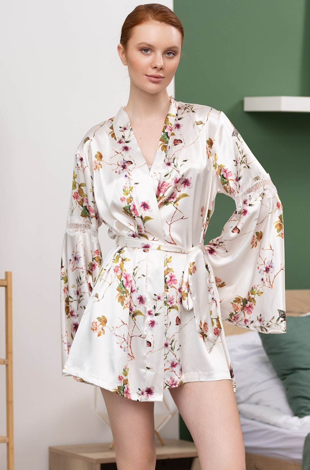 Игривый короткий халат с расклешённым рукавом Викки 4624 Mia-Amore