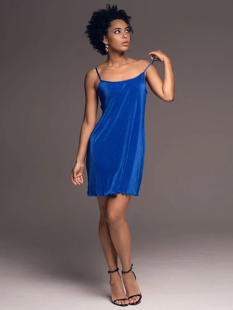 Короткая сорочка на тонких бретелях синяя плиссе Рокси 7370 Mia-Amore