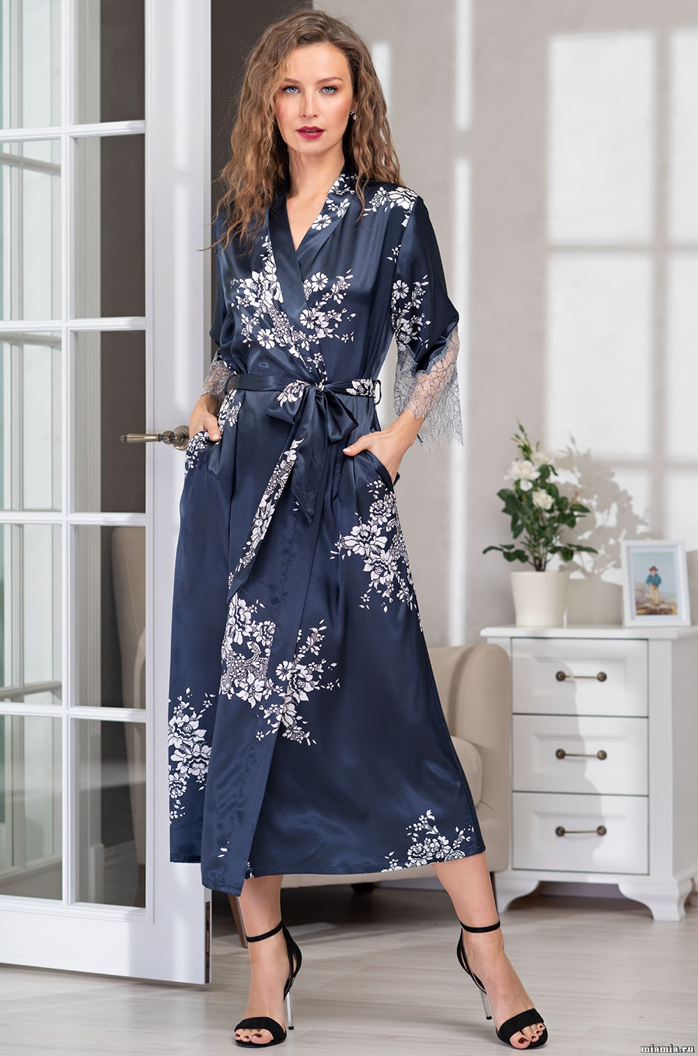 Шёлковый халат длинный запашной с кружевом 3579 Александрия Mia-Amore