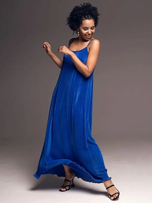 Длинное платье-сорочка плиссе синее на тонких бретелях Рокси 7378 Mia-Amore