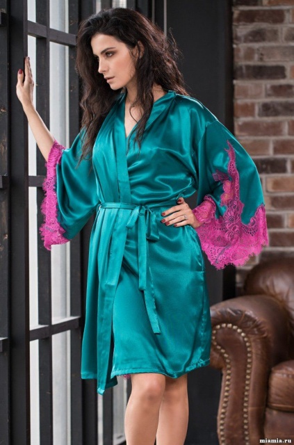 Шёлковый халат с кружевом с широким рукавом 3373 BELLA изумруд Mia-Amore